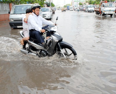 Heavy rains on June 14 causes flashfloods in Kinh Duong Vuong Street, District 6. (Photo:SGGP)